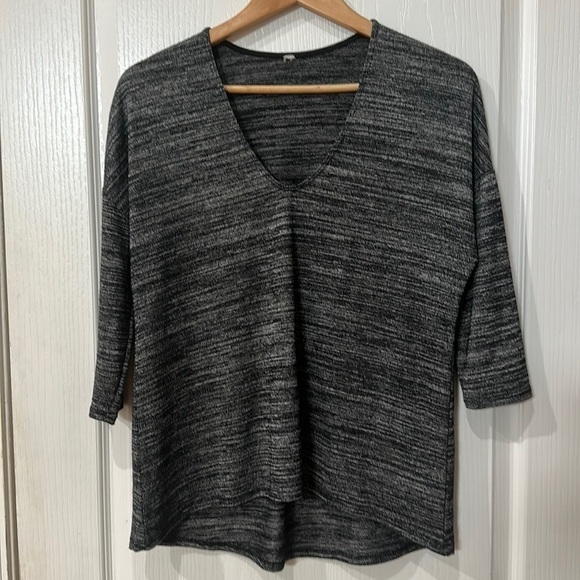 Black and gray V-neck three-quarter sleeve top Sz M/L - Picture 1 of 3